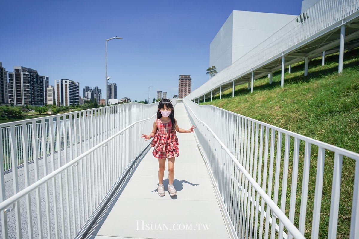 ｜桃園親子景點｜中壢青埔桃園市兒童美術館♥純白山丘建築造型