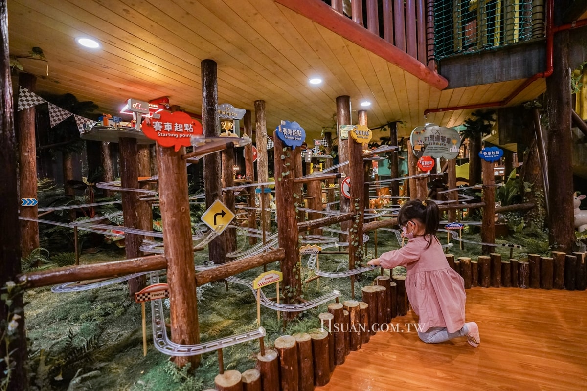 ｜台中麗寶OUTLET親子景點｜台中木育森林♥到森林遊樂場玩耍吧！多樣木製質感設施，大人小孩都能玩哦！