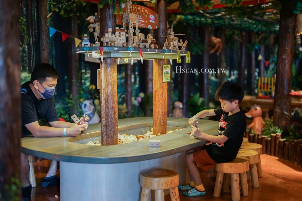 ｜台中麗寶OUTLET親子景點｜台中木育森林♥到森林遊樂場玩耍吧！多樣木製質感設施，大人小孩都能玩哦！